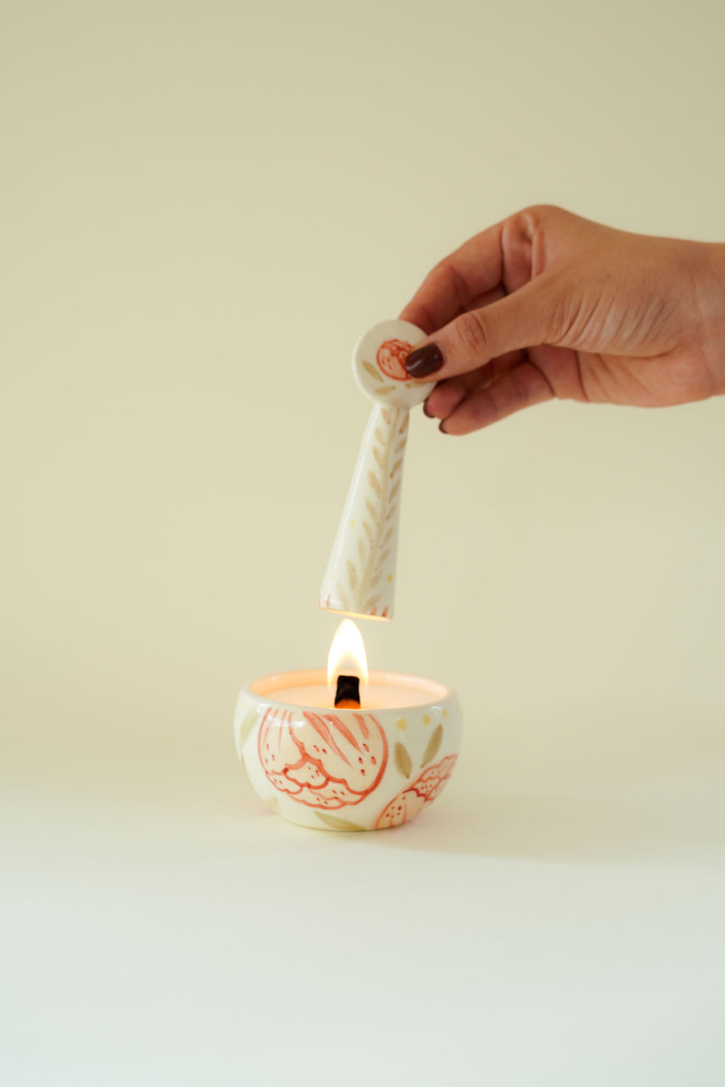 Set de Regalo Intención: Vela Aromática en Cerámica + Apaga Velas Ritual
