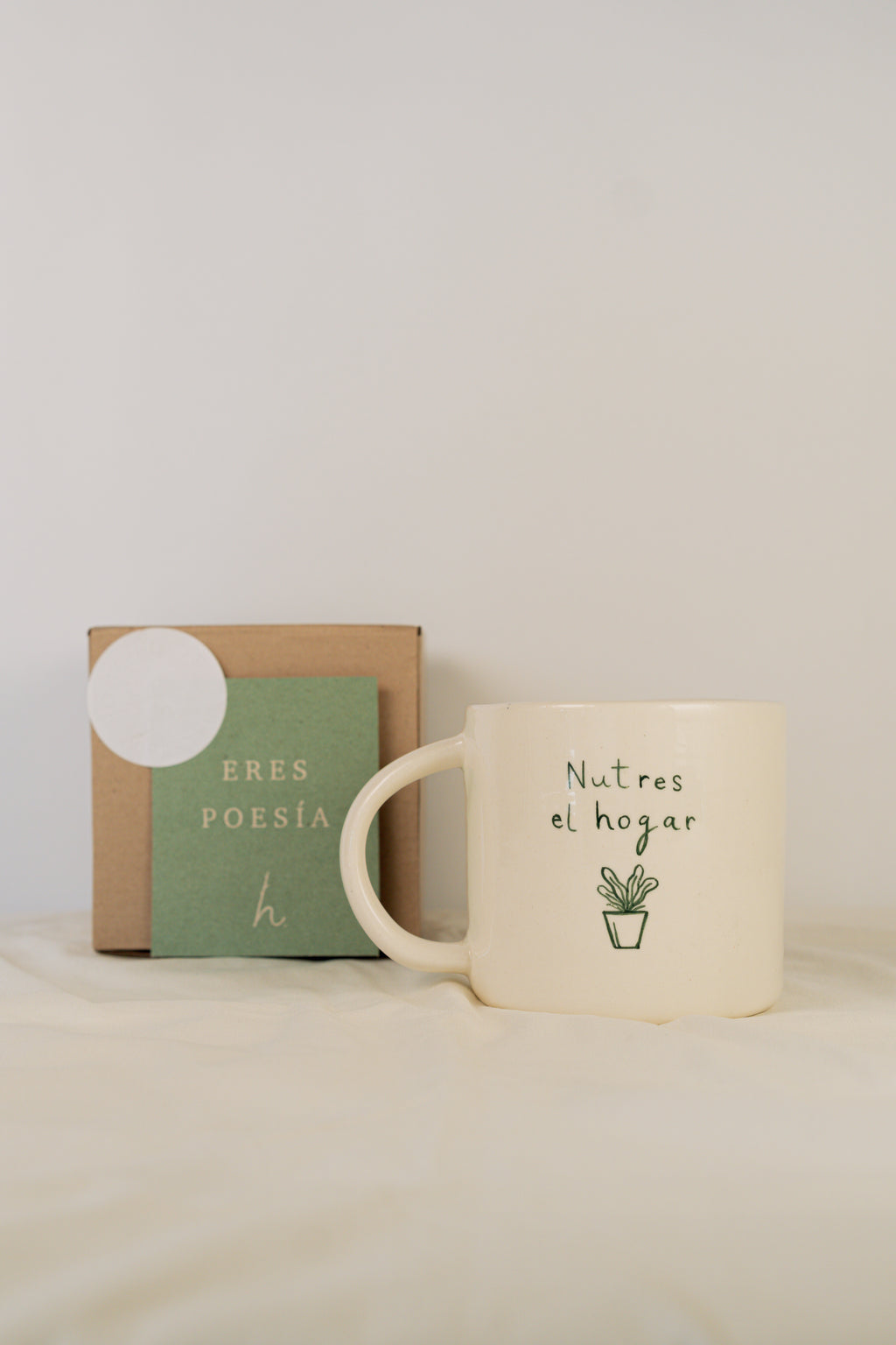 Pocillo Cilíndrico en Cerámica Eres Tierra Fértil 12 Oz