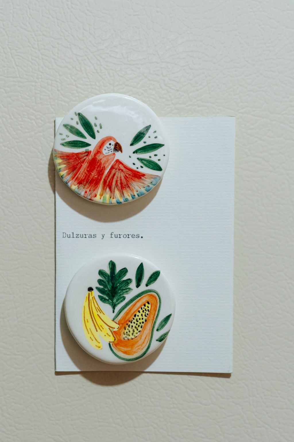 Imán decorativo Ilustrado en cerámica de 5 cm Tierra que abraza: La Guacamaya
