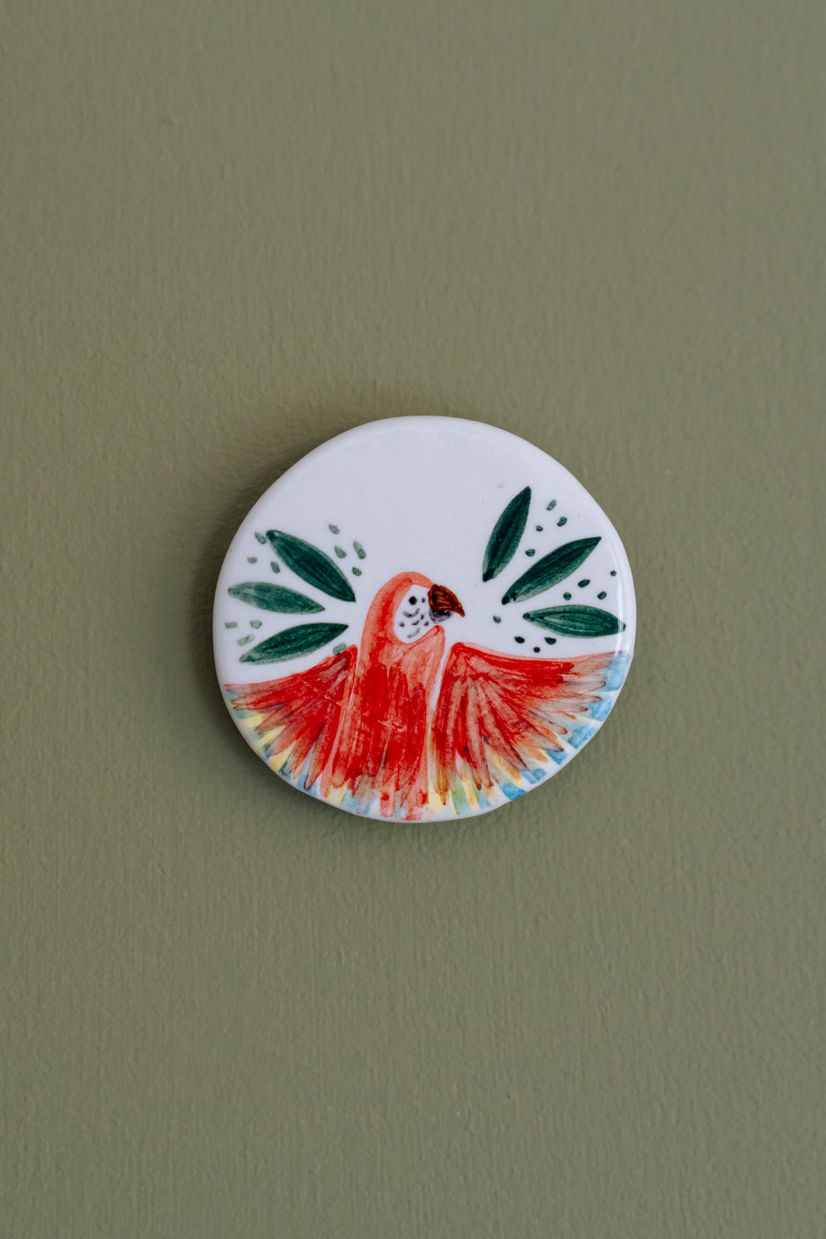 Imán decorativo Ilustrado en cerámica de 5 cm Tierra que abraza: La Guacamaya