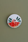 Imán decorativo Ilustrado en cerámica de 5 cm Tierra que abraza: La Guacamaya