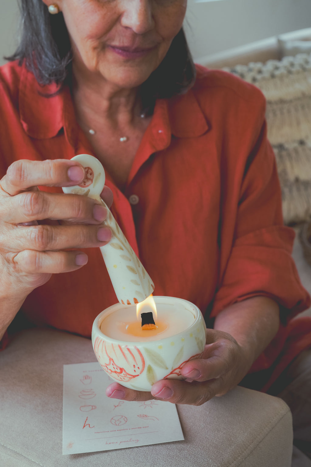 Set de Regalo Intención: Vela Aromática en Cerámica + Apaga Velas Ritual