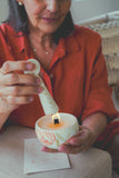 Set de Regalo Intención: Vela Aromática en Cerámica + Apaga Velas Ritual