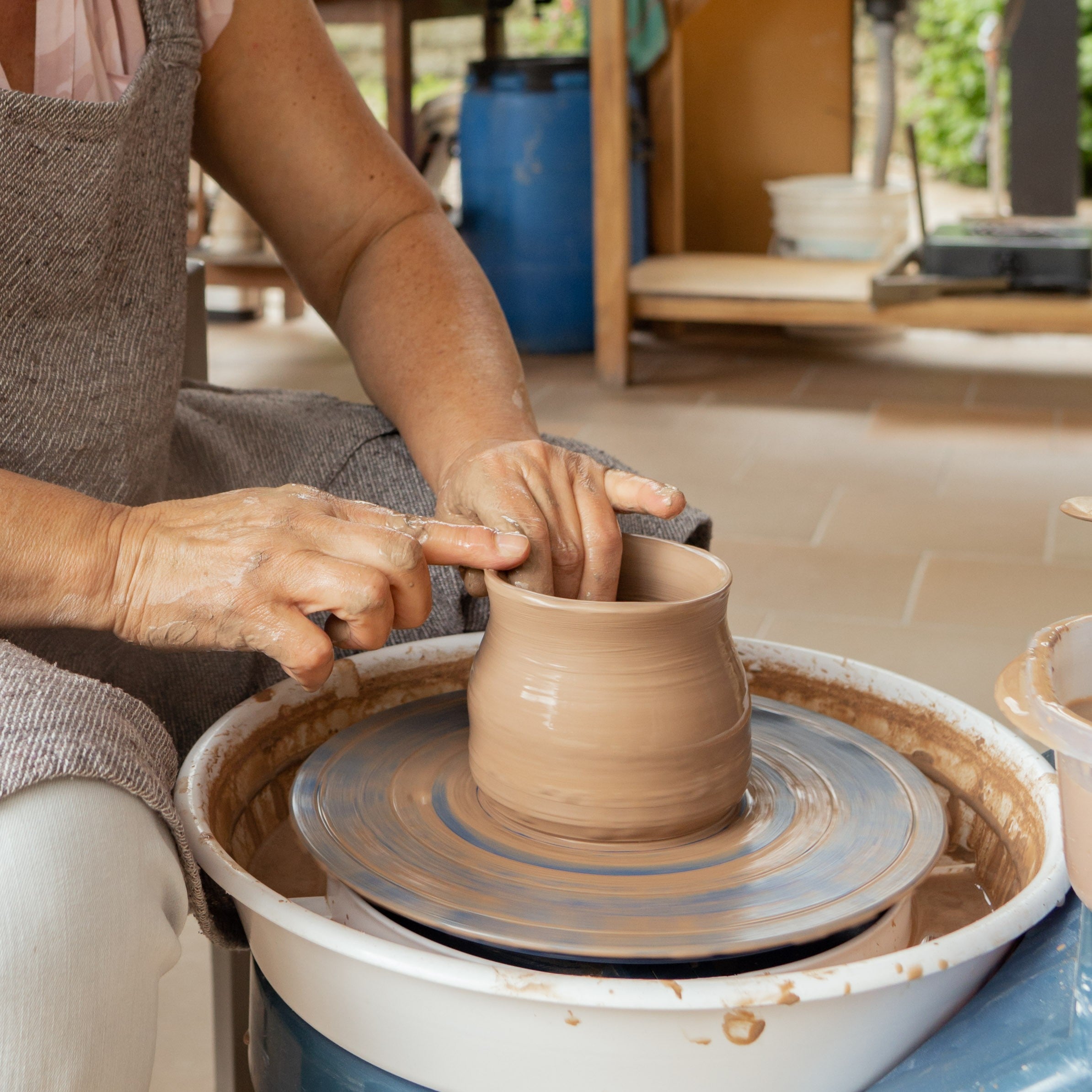 Taller de modelado en torno cerámico: Torno al Campo – Home Poetry